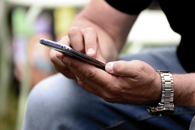 Dłonie obsługujące smartphone